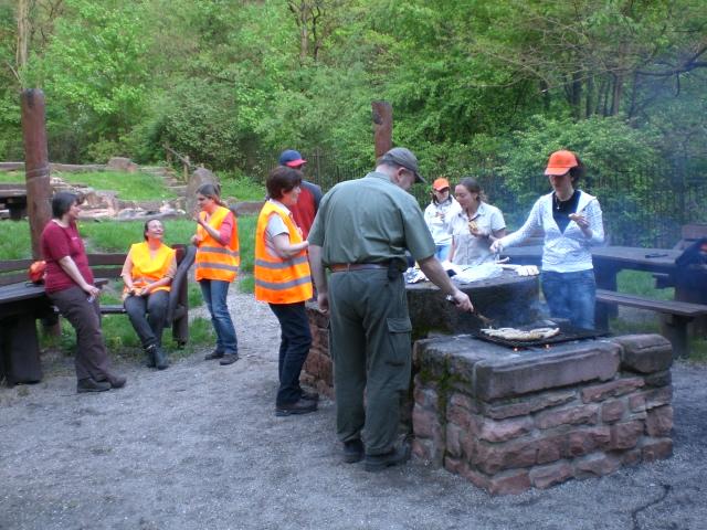 CIMG0738.JPG - Die freiwilligen Helfer/innen putzten gut ausgerüstet mit Zangen, Handschuhen und Müllsäcken quer durch den Wald. Auch kleine Kletterpartien waren kein Hindernis. Anschließend wurde gegrillt. (Foto: Stadt Heidelberg)