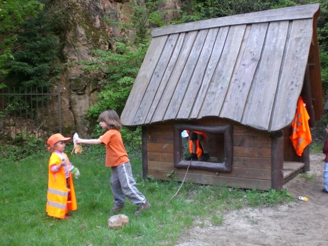CIMG0739.JPG - Die freiwilligen Helfer/innen putzten gut ausgerüstet mit Zangen, Handschuhen und Müllsäcken quer durch den Wald. Auch kleine Kletterpartien waren kein Hindernis. Anschließend wurde gegrillt. (Foto: Stadt Heidelberg)