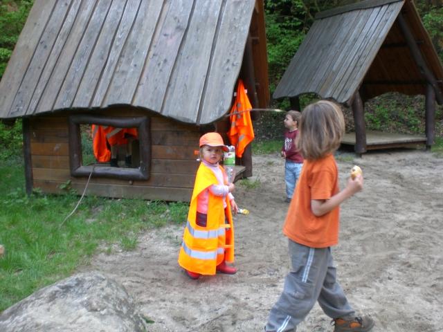 CIMG0740.JPG - Die freiwilligen Helfer/innen putzten gut ausgerüstet mit Zangen, Handschuhen und Müllsäcken quer durch den Wald. Auch kleine Kletterpartien waren kein Hindernis. Anschließend wurde gegrillt. (Foto: Stadt Heidelberg)