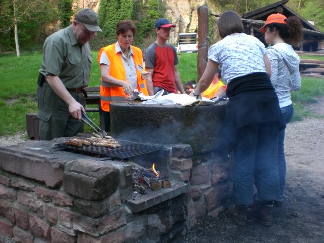 CIMG0742.JPG - Die freiwilligen Helfer/innen putzten gut ausgerüstet mit Zangen, Handschuhen und Müllsäcken quer durch den Wald. Auch kleine Kletterpartien waren kein Hindernis. Anschließend wurde gegrillt. (Foto: Stadt Heidelberg)