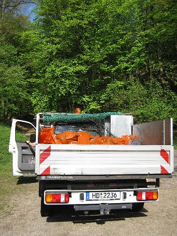 IMG_0201.JPG - Die freiwilligen Helfer/innen putzten gut ausgerüstet mit Zangen, Handschuhen und Müllsäcken quer durch den Wald. Auch kleine Kletterpartien waren kein Hindernis. Anschließend wurde gegrillt. (Foto: Stadt Heidelberg)