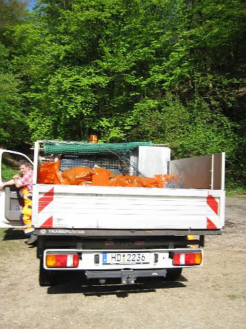 IMG_0202.JPG - Die freiwilligen Helfer/innen putzten gut ausgerüstet mit Zangen, Handschuhen und Müllsäcken quer durch den Wald. Auch kleine Kletterpartien waren kein Hindernis. Anschließend wurde gegrillt. (Foto: Stadt Heidelberg)