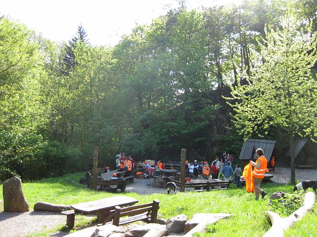 IMG_0203.JPG - Die freiwilligen Helfer/innen putzten gut ausgerüstet mit Zangen, Handschuhen und Müllsäcken quer durch den Wald. Auch kleine Kletterpartien waren kein Hindernis. Anschließend wurde gegrillt. (Foto: Stadt Heidelberg)
