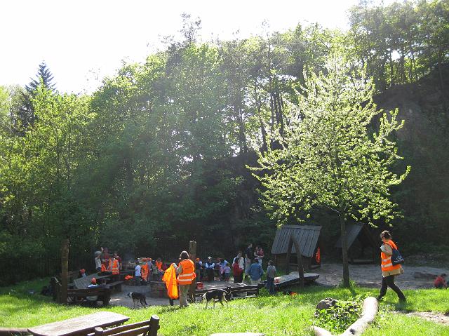 IMG_0204.JPG - Die freiwilligen Helfer/innen putzten gut ausgerüstet mit Zangen, Handschuhen und Müllsäcken quer durch den Wald. Auch kleine Kletterpartien waren kein Hindernis. Anschließend wurde gegrillt. (Foto: Stadt Heidelberg)
