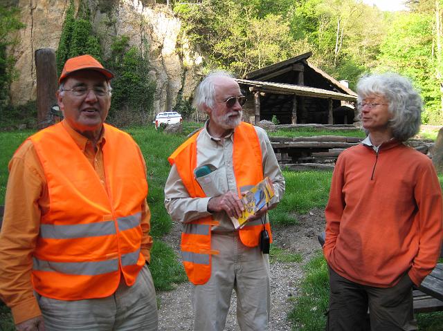 IMG_0223.JPG - Die freiwilligen Helfer/innen putzten gut ausgerüstet mit Zangen, Handschuhen und Müllsäcken quer durch den Wald. Auch kleine Kletterpartien waren kein Hindernis. Anschließend wurde gegrillt. (Foto: Stadt Heidelberg)