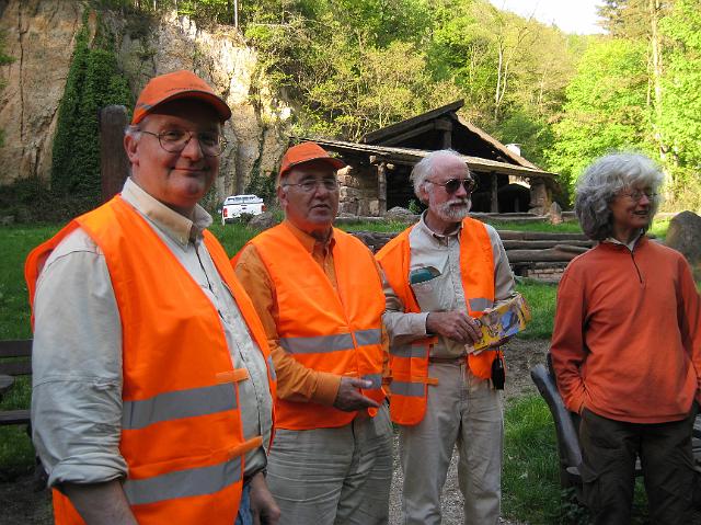 IMG_0224.JPG - Die freiwilligen Helfer/innen putzten gut ausgerüstet mit Zangen, Handschuhen und Müllsäcken quer durch den Wald. Auch kleine Kletterpartien waren kein Hindernis. Anschließend wurde gegrillt. (Foto: Stadt Heidelberg)