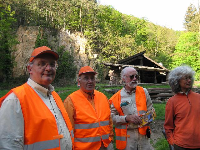 IMG_0225.JPG - Die freiwilligen Helfer/innen putzten gut ausgerüstet mit Zangen, Handschuhen und Müllsäcken quer durch den Wald. Auch kleine Kletterpartien waren kein Hindernis. Anschließend wurde gegrillt. (Foto: Stadt Heidelberg)