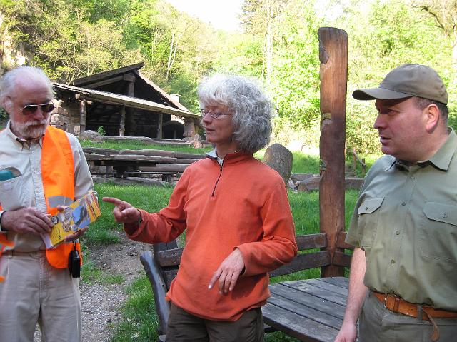 IMG_0226.JPG - Die freiwilligen Helfer/innen putzten gut ausgerüstet mit Zangen, Handschuhen und Müllsäcken quer durch den Wald. Auch kleine Kletterpartien waren kein Hindernis. Anschließend wurde gegrillt. (Foto: Stadt Heidelberg)