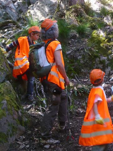 P1010740.JPG - Die freiwilligen Helfer/innen putzten gut ausgerüstet mit Zangen, Handschuhen und Müllsäcken quer durch den Wald. Auch kleine Kletterpartien waren kein Hindernis. Anschließend wurde gegrillt. (Foto: Stadt Heidelberg)