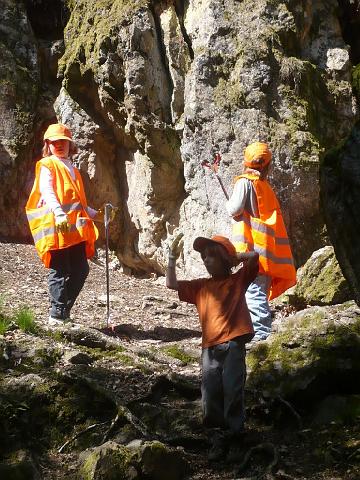 P1010741.JPG - Die freiwilligen Helfer/innen putzten gut ausgerüstet mit Zangen, Handschuhen und Müllsäcken quer durch den Wald. Auch kleine Kletterpartien waren kein Hindernis. Anschließend wurde gegrillt. (Foto: Stadt Heidelberg)