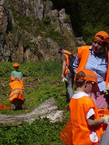 P1010742.JPG - Die freiwilligen Helfer/innen putzten gut ausgerüstet mit Zangen, Handschuhen und Müllsäcken quer durch den Wald. Auch kleine Kletterpartien waren kein Hindernis. Anschließend wurde gegrillt. (Foto: Stadt Heidelberg)