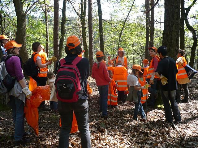P1010743.JPG - Die freiwilligen Helfer/innen putzten gut ausgerüstet mit Zangen, Handschuhen und Müllsäcken quer durch den Wald. Auch kleine Kletterpartien waren kein Hindernis. Anschließend wurde gegrillt. (Foto: Stadt Heidelberg)