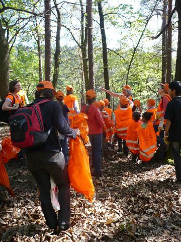 P1010744.JPG - Die freiwilligen Helfer/innen putzten gut ausgerüstet mit Zangen, Handschuhen und Müllsäcken quer durch den Wald. Auch kleine Kletterpartien waren kein Hindernis. Anschließend wurde gegrillt. (Foto: Stadt Heidelberg)