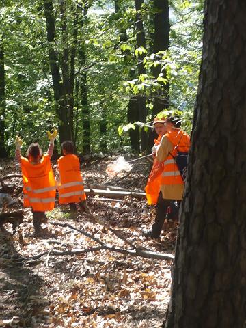 P1010745.JPG - Die freiwilligen Helfer/innen putzten gut ausgerüstet mit Zangen, Handschuhen und Müllsäcken quer durch den Wald. Auch kleine Kletterpartien waren kein Hindernis. Anschließend wurde gegrillt. (Foto: Stadt Heidelberg)
