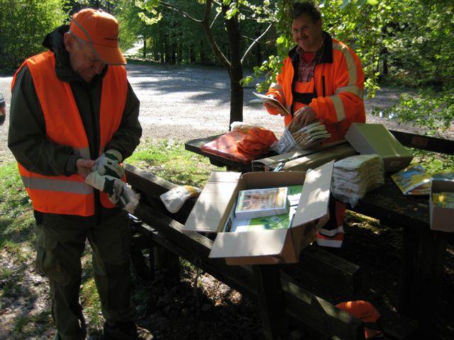 IMG_0005.JPG - Gut ausgerüstet mit Zangen, Handschuhen und Müllsäcken haben die freiwilligen Putzer/innen auch rund um den Parkplatz Langer Kirschbaum sauber gemacht. Die Attraktion der Veranstaltung war die Besteigung des Teltschik-Turms und der Erlebnispfad „Abenteuer Wald“. Anschließend wurde gegrillt. (Foto: Stadt Heidelberg)