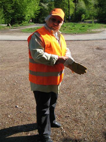 IMG_0006.JPG - Gut ausgerüstet mit Zangen, Handschuhen und Müllsäcken haben die freiwilligen Putzer/innen auch rund um den Parkplatz Langer Kirschbaum sauber gemacht. Die Attraktion der Veranstaltung war die Besteigung des Teltschik-Turms und der Erlebnispfad „Abenteuer Wald“. Anschließend wurde gegrillt. (Foto: Stadt Heidelberg)