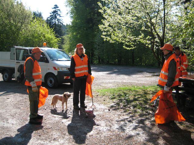 IMG_0011.JPG - Gut ausgerüstet mit Zangen, Handschuhen und Müllsäcken haben die freiwilligen Putzer/innen auch rund um den Parkplatz Langer Kirschbaum sauber gemacht. Die Attraktion der Veranstaltung war die Besteigung des Teltschik-Turms und der Erlebnispfad „Abenteuer Wald“. Anschließend wurde gegrillt. (Foto: Stadt Heidelberg)