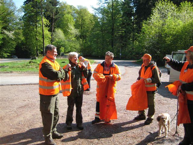 IMG_0012.JPG - Gut ausgerüstet mit Zangen, Handschuhen und Müllsäcken haben die freiwilligen Putzer/innen auch rund um den Parkplatz Langer Kirschbaum sauber gemacht. Die Attraktion der Veranstaltung war die Besteigung des Teltschik-Turms und der Erlebnispfad „Abenteuer Wald“. Anschließend wurde gegrillt. (Foto: Stadt Heidelberg)