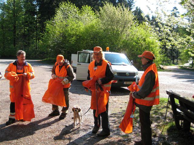 IMG_0013.JPG - Gut ausgerüstet mit Zangen, Handschuhen und Müllsäcken haben die freiwilligen Putzer/innen auch rund um den Parkplatz Langer Kirschbaum sauber gemacht. Die Attraktion der Veranstaltung war die Besteigung des Teltschik-Turms und der Erlebnispfad „Abenteuer Wald“. Anschließend wurde gegrillt. (Foto: Stadt Heidelberg)