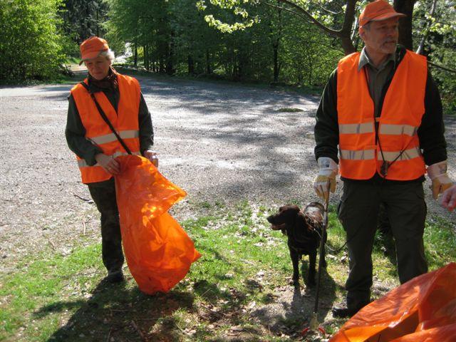 IMG_0015.JPG - Gut ausgerüstet mit Zangen, Handschuhen und Müllsäcken haben die freiwilligen Putzer/innen auch rund um den Parkplatz Langer Kirschbaum sauber gemacht. Die Attraktion der Veranstaltung war die Besteigung des Teltschik-Turms und der Erlebnispfad „Abenteuer Wald“. Anschließend wurde gegrillt. (Foto: Stadt Heidelberg)