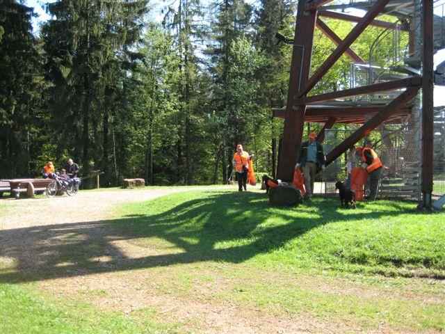 IMG_0028.JPG - Gut ausgerüstet mit Zangen, Handschuhen und Müllsäcken haben die freiwilligen Putzer/innen auch rund um den Parkplatz Langer Kirschbaum sauber gemacht. Die Attraktion der Veranstaltung war die Besteigung des Teltschik-Turms und der Erlebnispfad „Abenteuer Wald“. Anschließend wurde gegrillt. (Foto: Stadt Heidelberg)