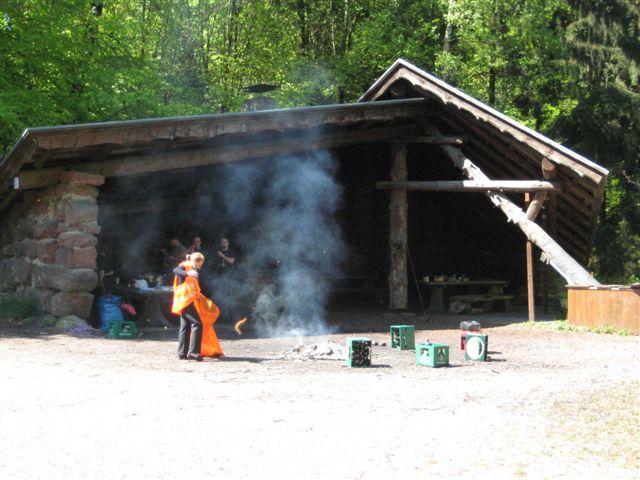 IMG_0035.JPG - Gut ausgerüstet mit Zangen, Handschuhen und Müllsäcken haben die freiwilligen Putzer/innen auch rund um den Parkplatz Langer Kirschbaum sauber gemacht. Die Attraktion der Veranstaltung war die Besteigung des Teltschik-Turms und der Erlebnispfad „Abenteuer Wald“. Anschließend wurde gegrillt. (Foto: Stadt Heidelberg)