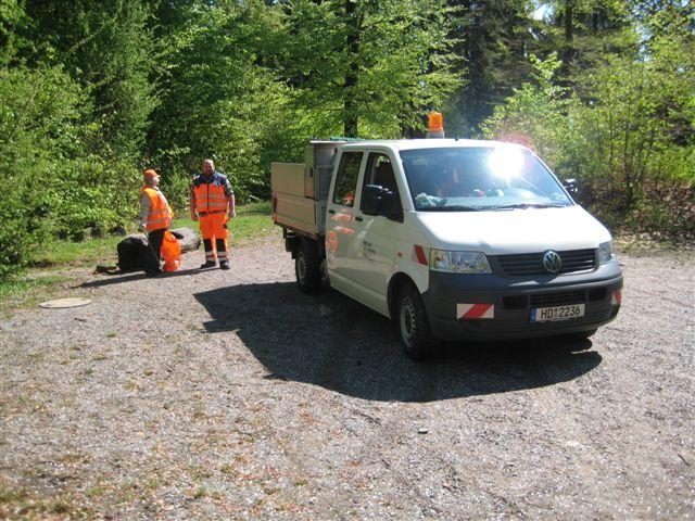 IMG_0043.JPG - Gut ausgerüstet mit Zangen, Handschuhen und Müllsäcken haben die freiwilligen Putzer/innen auch rund um den Parkplatz Langer Kirschbaum sauber gemacht. Die Attraktion der Veranstaltung war die Besteigung des Teltschik-Turms und der Erlebnispfad „Abenteuer Wald“. Anschließend wurde gegrillt. (Foto: Stadt Heidelberg)