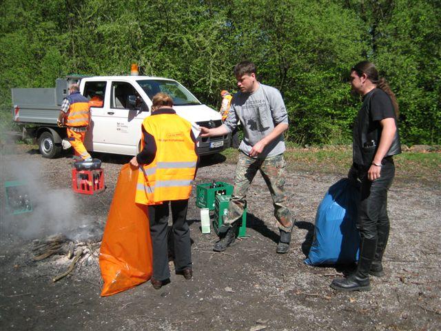 IMG_0046.JPG - Gut ausgerüstet mit Zangen, Handschuhen und Müllsäcken haben die freiwilligen Putzer/innen auch rund um den Parkplatz Langer Kirschbaum sauber gemacht. Die Attraktion der Veranstaltung war die Besteigung des Teltschik-Turms und der Erlebnispfad „Abenteuer Wald“. Anschließend wurde gegrillt. (Foto: Stadt Heidelberg)