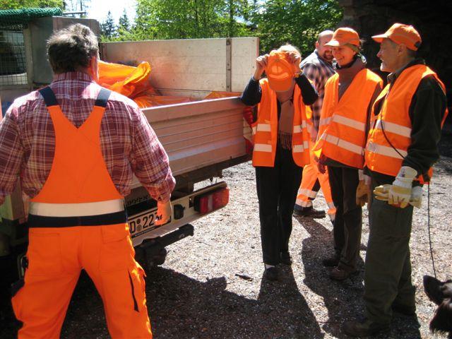 IMG_0051.JPG - Gut ausgerüstet mit Zangen, Handschuhen und Müllsäcken haben die freiwilligen Putzer/innen auch rund um den Parkplatz Langer Kirschbaum sauber gemacht. Die Attraktion der Veranstaltung war die Besteigung des Teltschik-Turms und der Erlebnispfad „Abenteuer Wald“. Anschließend wurde gegrillt. (Foto: Stadt Heidelberg)