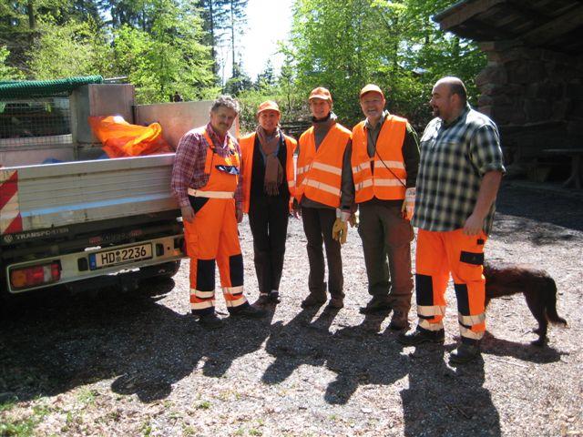 IMG_0052.JPG - Gut ausgerüstet mit Zangen, Handschuhen und Müllsäcken haben die freiwilligen Putzer/innen auch rund um den Parkplatz Langer Kirschbaum sauber gemacht. Die Attraktion der Veranstaltung war die Besteigung des Teltschik-Turms und der Erlebnispfad „Abenteuer Wald“. Anschließend wurde gegrillt. (Foto: Stadt Heidelberg)