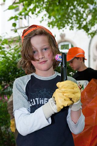 Kita-Blumen-012.jpg - Die Kinder und Erzieherinnen der Kindertagesstätte Blumenstraße haben sich am 22.April den Spielplatz auf dem Danteplatz vorgeknöpft und geputzt. (Foto: Rothe)