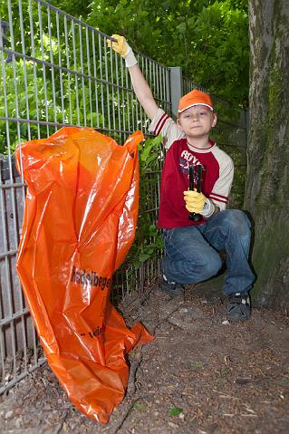 Kita-Blumen-051.jpg - Die Kinder und Erzieherinnen der Kindertagesstätte Blumenstraße haben sich am 22.April den Spielplatz auf dem Danteplatz vorgeknöpft und geputzt. (Foto: Rothe)