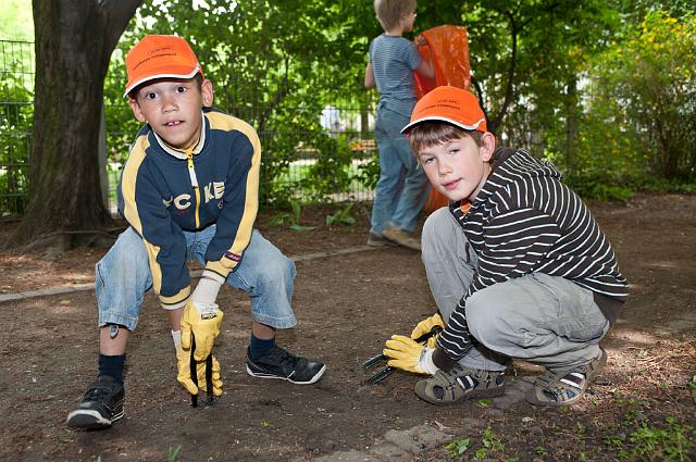 Kita-Blumen-057.jpg - Die Kinder und Erzieherinnen der Kindertagesstätte Blumenstraße haben sich am 22.April den Spielplatz auf dem Danteplatz vorgeknöpft und geputzt. (Foto: Rothe)