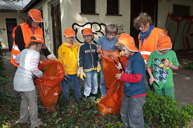 Kita-Blumen-096.jpg - Die Kinder und Erzieherinnen der Kindertagesstätte Blumenstraße haben sich am 22.April den Spielplatz auf dem Danteplatz vorgeknöpft und geputzt. (Foto: Rothe)