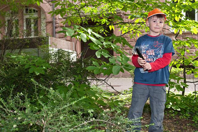 Kita-Blumen-103.jpg - Die Kinder und Erzieherinnen der Kindertagesstätte Blumenstraße haben sich am 22.April den Spielplatz auf dem Danteplatz vorgeknöpft und geputzt. (Foto: Rothe)