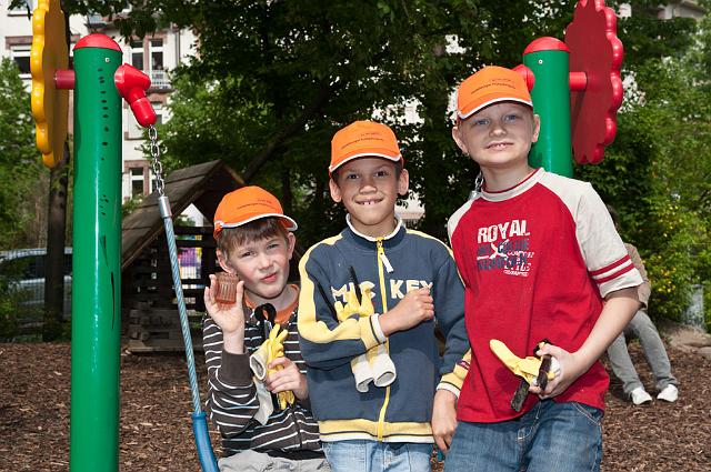 Kita-Blumen-105.jpg - Die Kinder und Erzieherinnen der Kindertagesstätte Blumenstraße haben sich am 22.April den Spielplatz auf dem Danteplatz vorgeknöpft und geputzt. (Foto: Rothe)