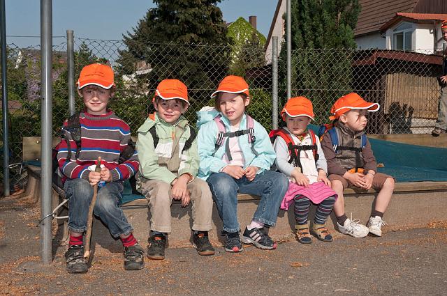 Laurentius-001.jpg - Die Kinder und Erzieher/innen des Kindergartens St. Theresia in Rohrbach am 20.4. haben rund um die Rathausstraße und Herrenwiesenstraße geputzt. (Foto: Rothe)