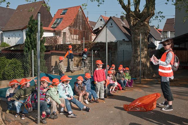 Laurentius-016.jpg - Die Kinder und Erzieher/innen des Kindergartens St. Theresia in Rohrbach am 20.4. haben rund um die Rathausstraße und Herrenwiesenstraße geputzt. (Foto: Rothe)