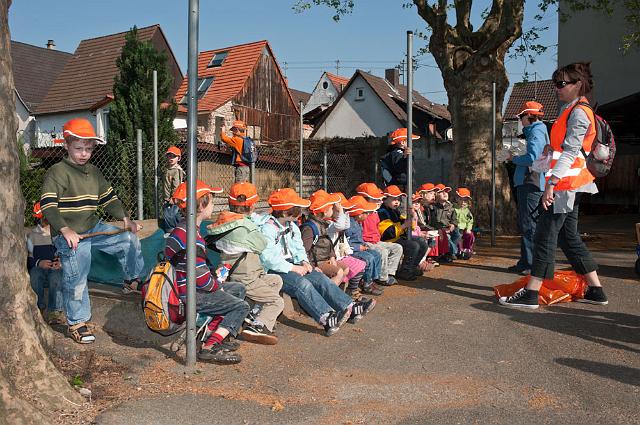 Laurentius-036.jpg - Die Kinder und Erzieher/innen des Kindergartens St. Theresia in Rohrbach am 20.4. haben rund um die Rathausstraße und Herrenwiesenstraße geputzt. (Foto: Rothe)