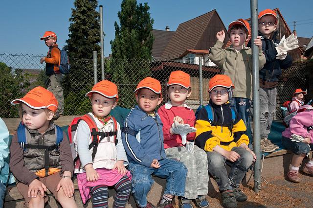 Laurentius-048.jpg - Die Kinder und Erzieher/innen des Kindergartens St. Theresia in Rohrbach am 20.4. haben rund um die Rathausstraße und Herrenwiesenstraße geputzt. (Foto: Rothe)