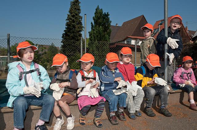 Laurentius-050.jpg - Die Kinder und Erzieher/innen des Kindergartens St. Theresia in Rohrbach am 20.4. haben rund um die Rathausstraße und Herrenwiesenstraße geputzt. (Foto: Rothe)