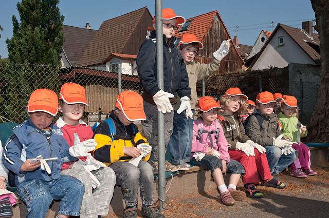 Laurentius-053.jpg - Die Kinder und Erzieher/innen des Kindergartens St. Theresia in Rohrbach am 20.4. haben rund um die Rathausstraße und Herrenwiesenstraße geputzt. (Foto: Rothe)