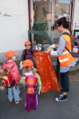 Laurentius-058.jpg - Die Kinder und Erzieher/innen des Kindergartens St. Theresia in Rohrbach am 20.4. haben rund um die Rathausstraße und Herrenwiesenstraße geputzt. (Foto: Rothe)