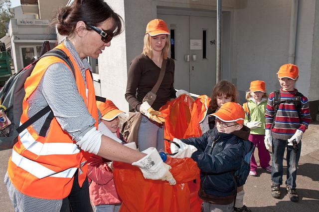 Laurentius-100.jpg - Die Kinder und Erzieher/innen des Kindergartens St. Theresia in Rohrbach am 20.4. haben rund um die Rathausstraße und Herrenwiesenstraße geputzt. (Foto: Rothe)