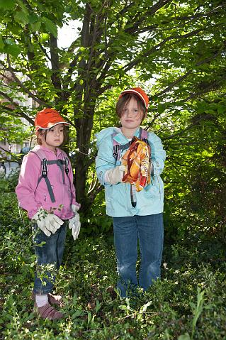 Laurentius-107.jpg - Die Kinder und Erzieher/innen des Kindergartens St. Theresia in Rohrbach am 20.4. haben rund um die Rathausstraße und Herrenwiesenstraße geputzt. (Foto: Rothe)
