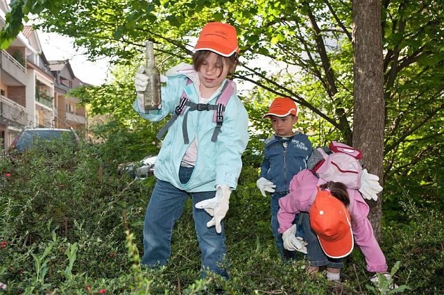 Laurentius-120.jpg - Die Kinder und Erzieher/innen des Kindergartens St. Theresia in Rohrbach am 20.4. haben rund um die Rathausstraße und Herrenwiesenstraße geputzt. (Foto: Rothe)