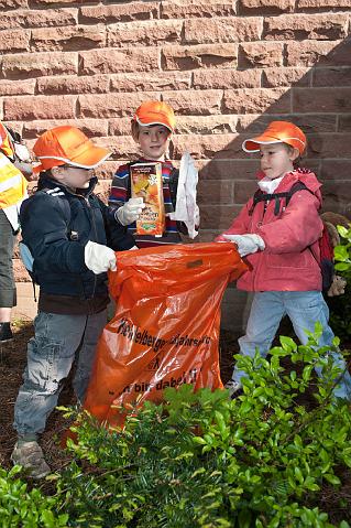 Laurentius-135.jpg - Die Kinder und Erzieher/innen des Kindergartens St. Theresia in Rohrbach am 20.4. haben rund um die Rathausstraße und Herrenwiesenstraße geputzt. (Foto: Rothe)