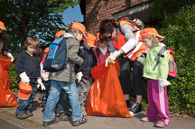 Laurentius-147.jpg - Die Kinder und Erzieher/innen des Kindergartens St. Theresia in Rohrbach am 20.4. haben rund um die Rathausstraße und Herrenwiesenstraße geputzt. (Foto: Rothe)