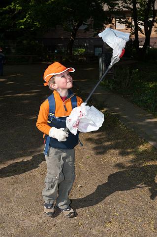Laurentius-153.jpg - Die Kinder und Erzieher/innen des Kindergartens St. Theresia in Rohrbach am 20.4. haben rund um die Rathausstraße und Herrenwiesenstraße geputzt. (Foto: Rothe)