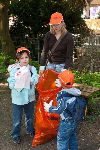 Laurentius-157.jpg - Die Kinder und Erzieher/innen des Kindergartens St. Theresia in Rohrbach am 20.4. haben rund um die Rathausstraße und Herrenwiesenstraße geputzt. (Foto: Rothe)